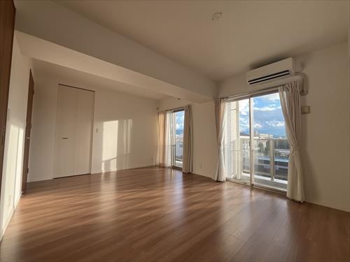 洋室約11.1帖（別角度撮影）