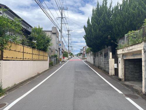 西側前面道路（2025年7月撮影）