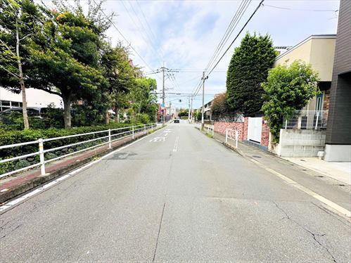 南東側前面道路