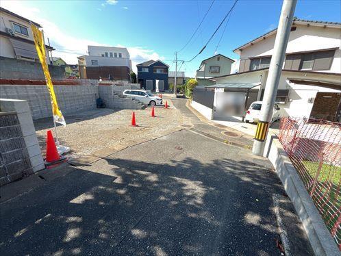 北東側前面道路