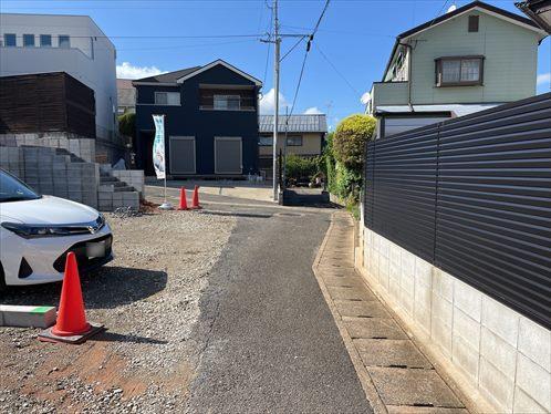 北東側前面道路