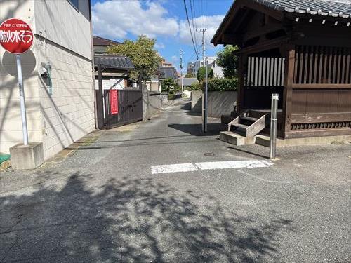 北東側前面道路（南側より撮影）