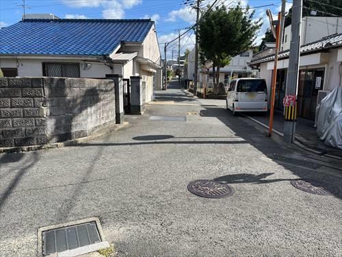 南東側前面道路（西側より撮影）