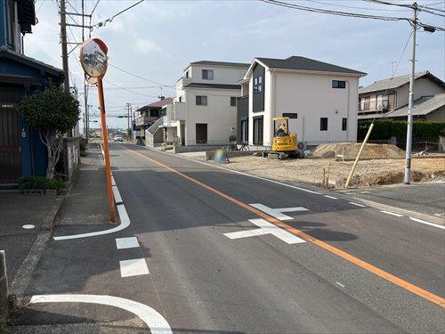 南東側前面道路(東側より撮影)