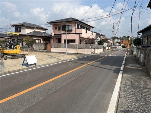 南東側前面道路(西側より撮影)