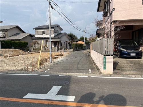 北東側前面道路(南側より撮影)