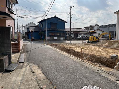 北東側前面道路(北側より撮影)