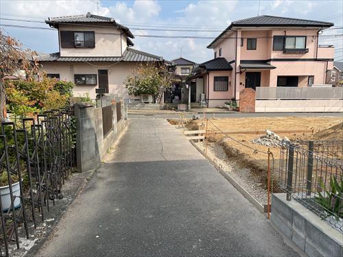 北西側前面通路(西側より撮影)