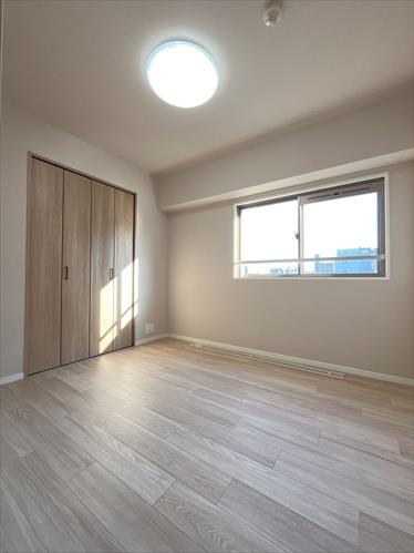 北東側洋室（約5帖）