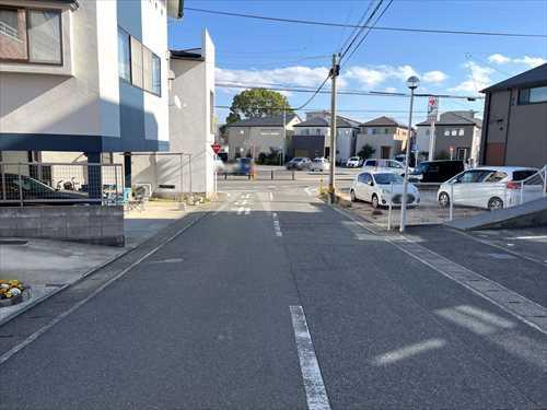 北側前面道路（別角度）