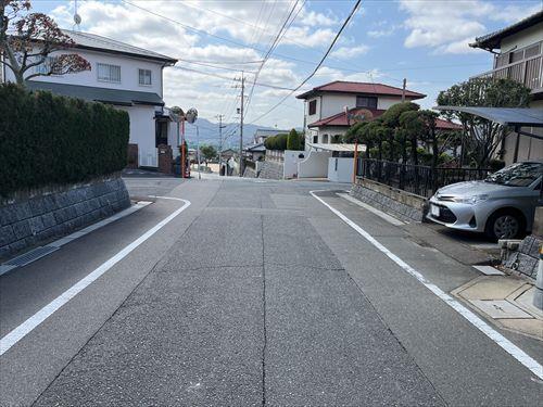 東側前面道路（南方向）