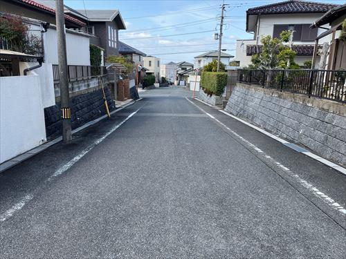 南側前面道路（西方向）