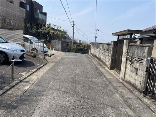 南側前面道路（西方向）