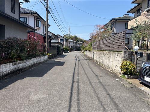 南側前面道路（西方向）