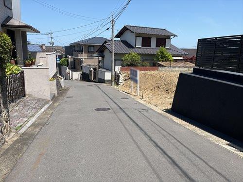 北西側前面道路（南側より撮影）