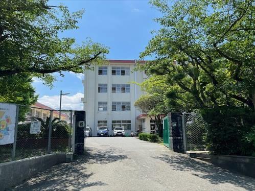 周辺施設：平尾中学校