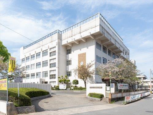 弥生小学校まで1050m
