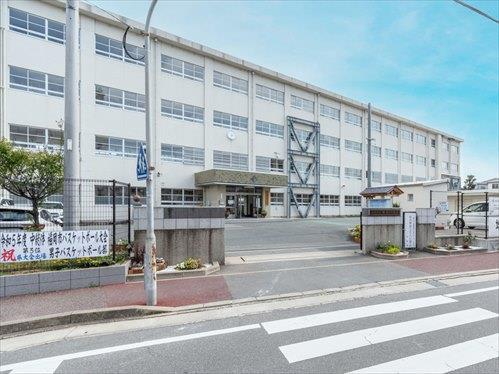 那珂中学校まで1120m