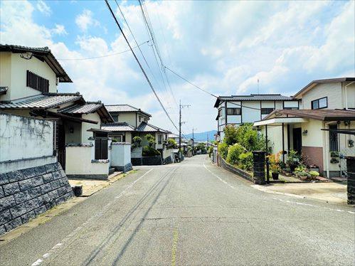 西側前面道路(北西側から撮影)