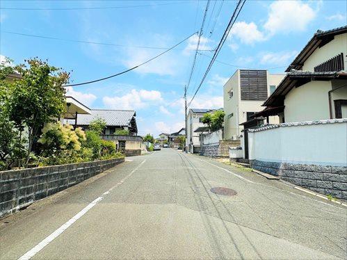 西側前面道路(南西側から撮影)