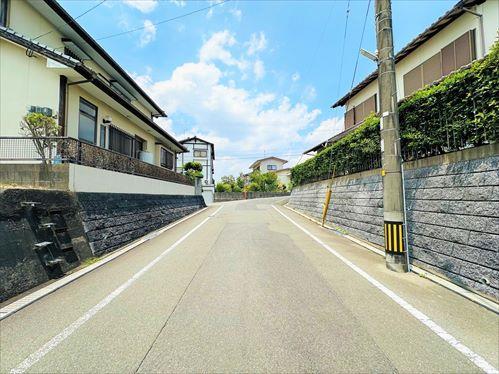 南側前面道路(南東側から撮影)