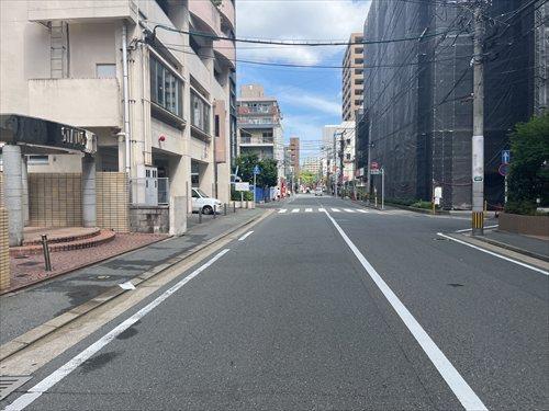 北東側前面道路（北西方向）