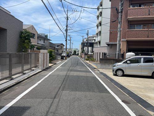 前面道路（北西方向）
