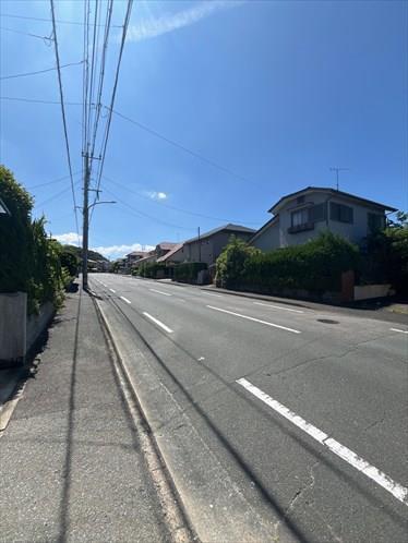 南西側前面道路（北西側から撮影）