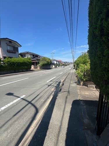 南西側前面道路（南東側から撮影）