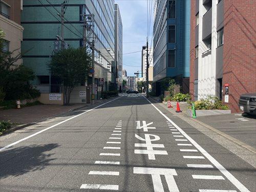 北西側前面道路（北東方向）