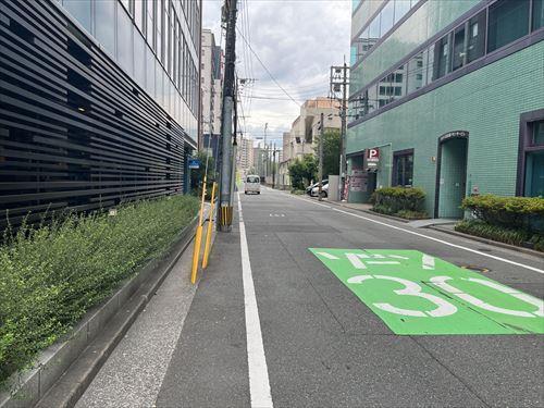 北西側前面道路（南西方向）