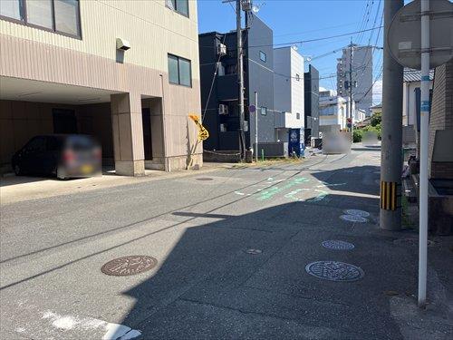 南東側前面道路（南側より撮影）