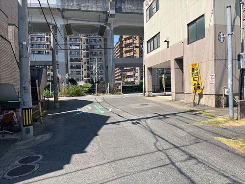 南東側前面道路（北東側より撮影）