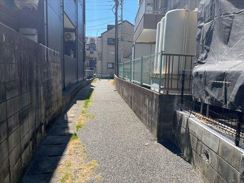 北東側前面通路（北西側より撮影）