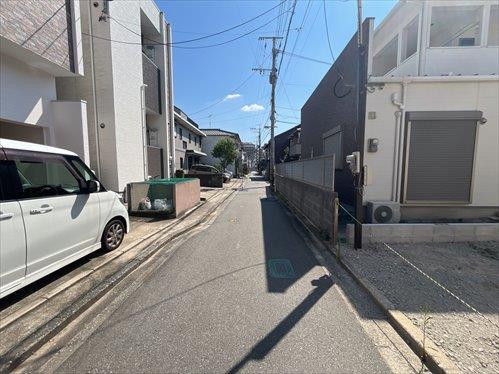 南東側前面道路（南西方向）