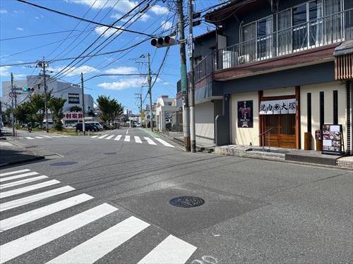 西側前面道路