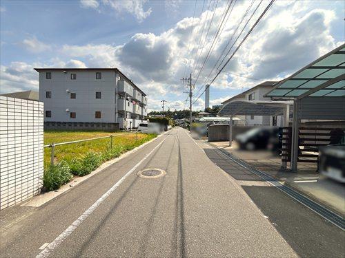 南側前面道路（西側より撮影）