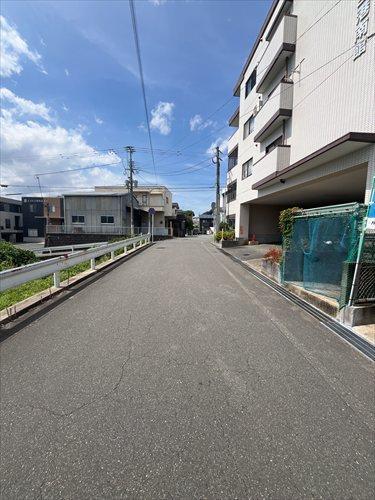 南西側道路（南東から北西）
