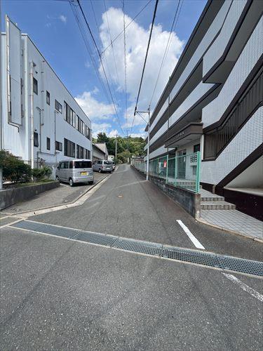 北西側前面道路（南西から北東）