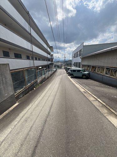 北西側前面道路 （北東から南西）