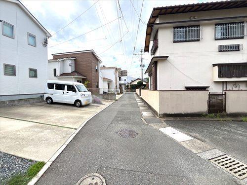 南東側前面通路（2026年9月撮影）