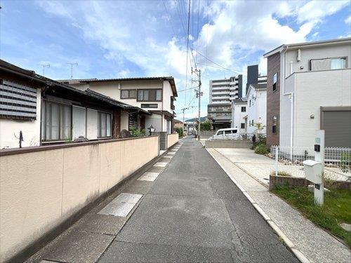 南東側前面通路（2026年9月撮影）
