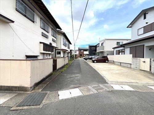 北東側前面通路（2026年9月撮影）