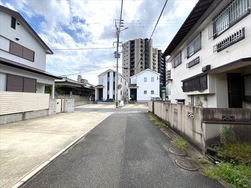 北東側前面通路（2026年9月撮影）