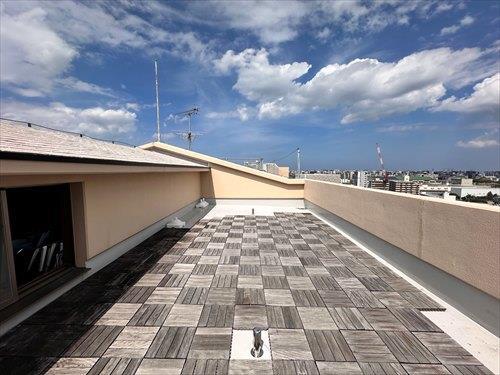 北東側ルーフバルコニー（東側から撮影）