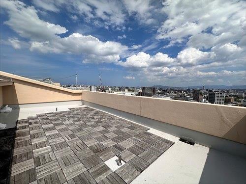 北東側ルーフバルコニー（東側から撮影）