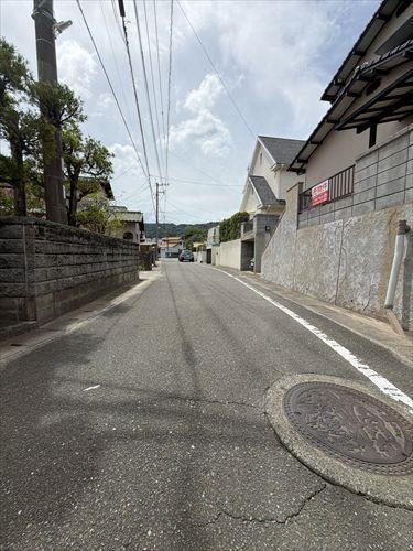 西側前面道路