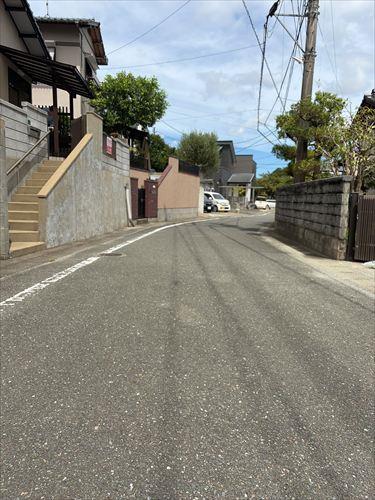 西側前面道路（別角度写真）
