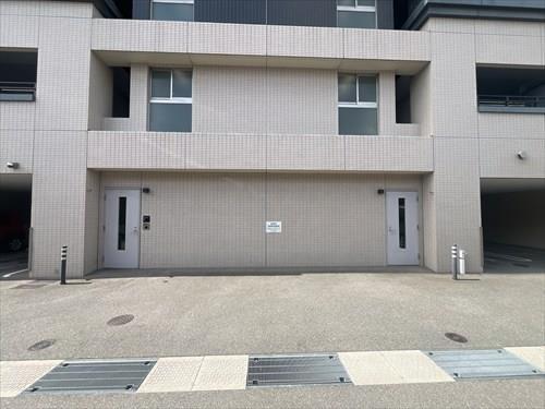 駐車場側出入口