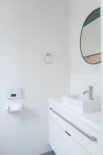 ２階トイレ　手洗い台・収納・温水洗浄便座